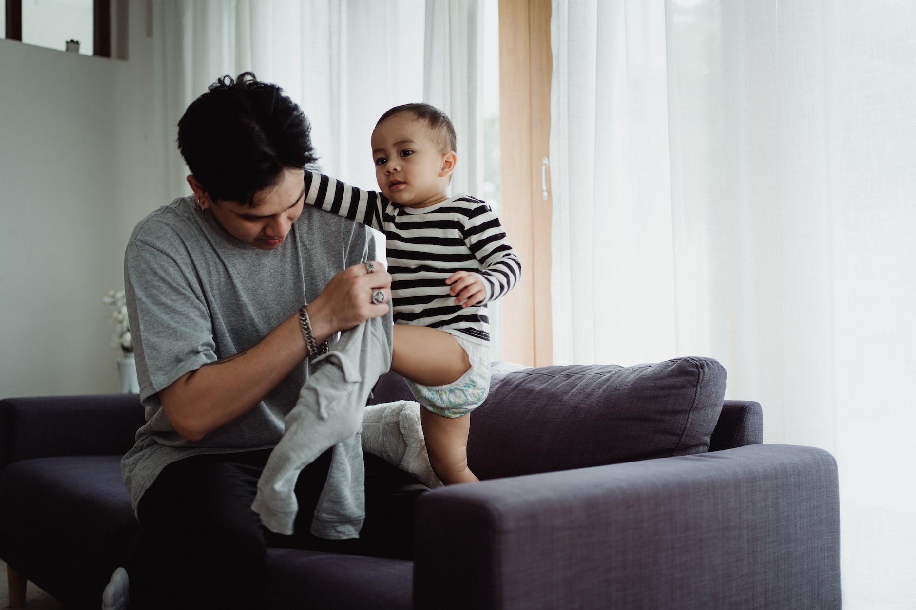 HOW TO HELP A CHILD GET DRESSED ON HIS OWN AND AVOID THE MORNING ...